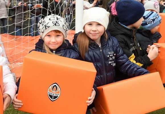 «Шахтер» поздравил с новогодними праздниками детей-переселенцев из Донбасса