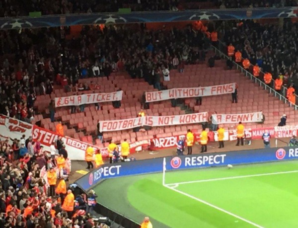 Фанаты «Баварии» устроили акцию протеста на матче в Лондоне