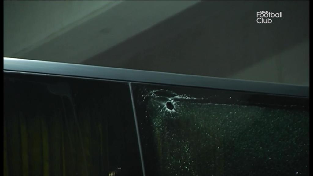 Фанат «Марселя» разбил стекло автобуса ПСЖ мячом для гольфа