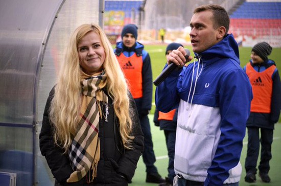 Болельщик «Мордовии» сделал предложение девушке на матче с «Кубанью»