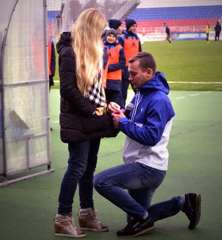 Болельщик «Мордовии» сделал предложение девушке на матче с «Кубанью»