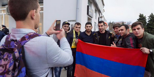 Мхитарян сфотографировался в Краснодаре со своими армянскими фанатами