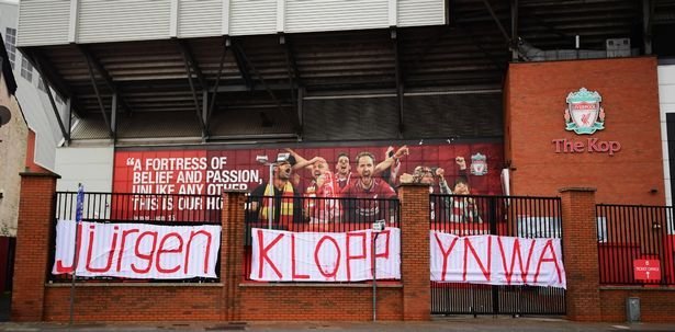 Болельщики «Ливерпуля» вывесили баннер в поддержку Клоппа