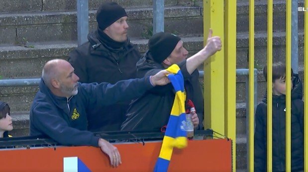 В Бельгии болельщики соперничающих команд обменялись шарфами