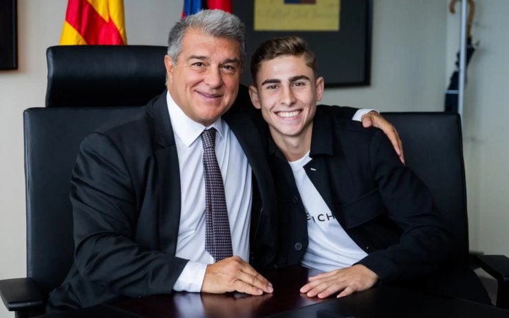 «Барселона» продлила контракт с молодым полузащитником