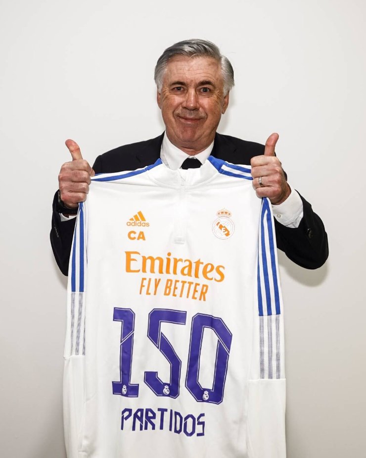 Анчелотти получил памятную футболку в честь 150 матчей во главе «Реала»