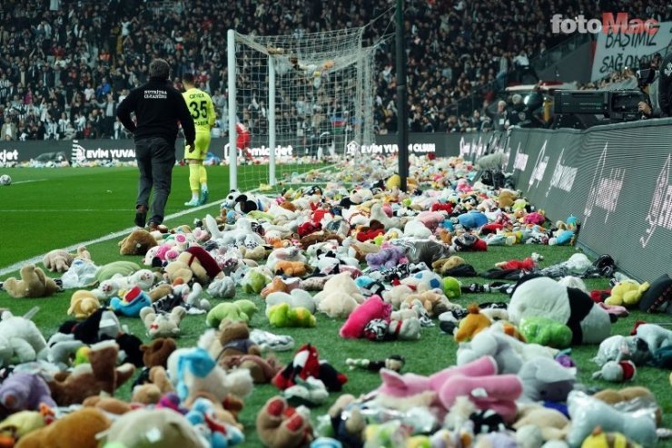 Болельщики «Бешикташа» закидали поле мягкими игрушками в чемпионате Турции