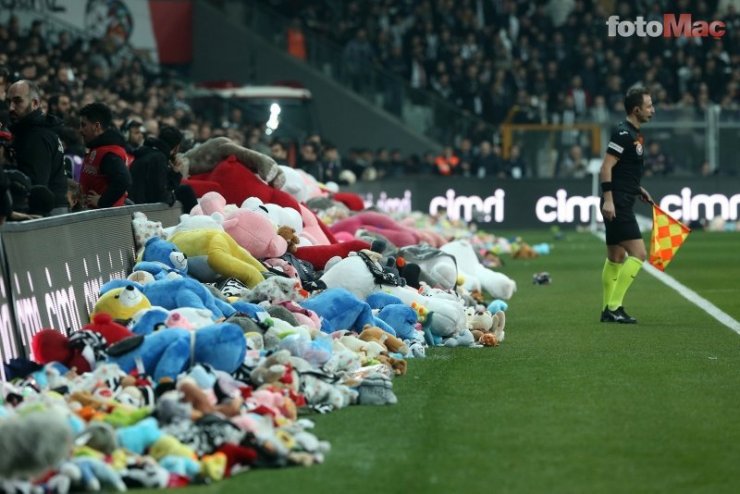Болельщики «Бешикташа» закидали поле мягкими игрушками в чемпионате Турции
