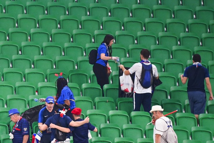Французские болельщики убрали мусор со стадиона после матча с Польшей