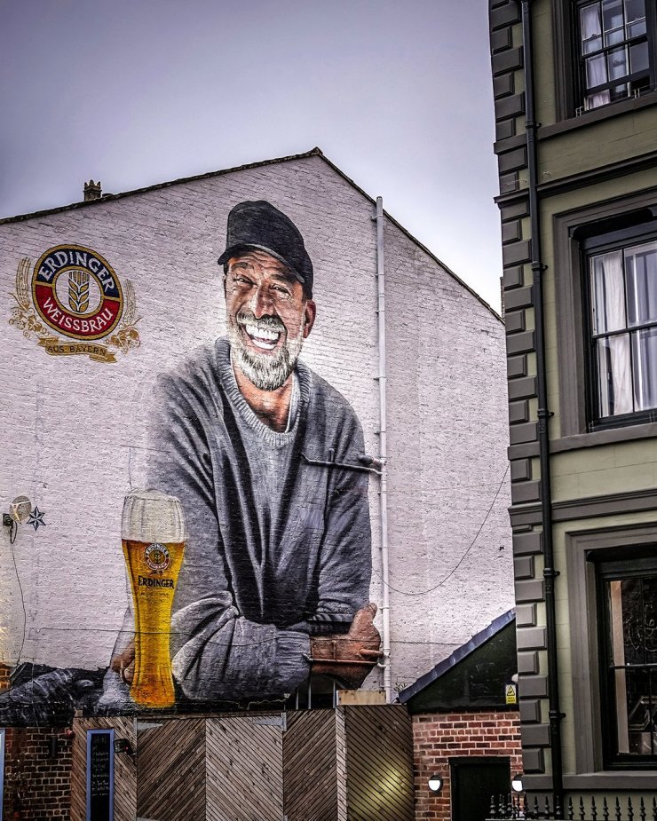 В Ливерпуле появилась новая фреска Юргена Клоппа с пивом