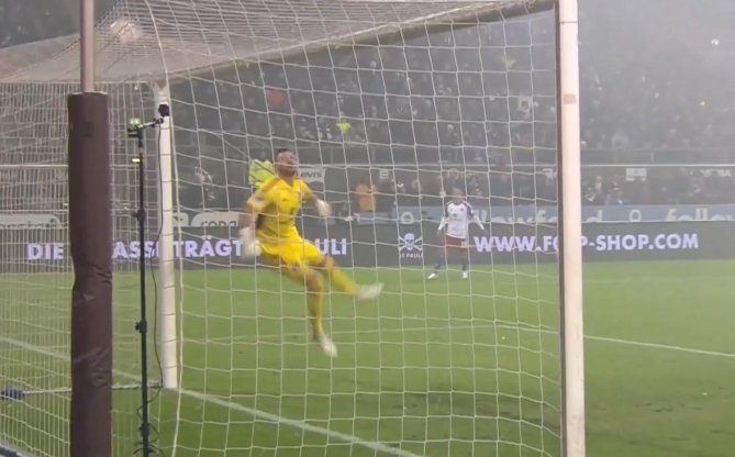 Вратарь «Гамбурга» забил в свои ворота в матче с «Санкт-Паули»