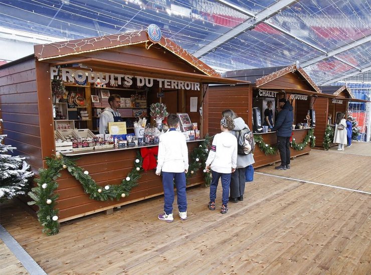 На стадионе ПСЖ установили крытую рождественскую ярмарку