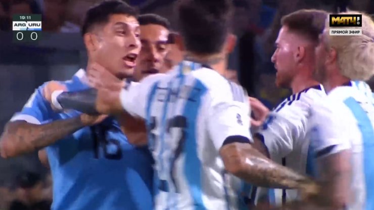 В матче между Аргентиной и Уругваем произошла потасовка
