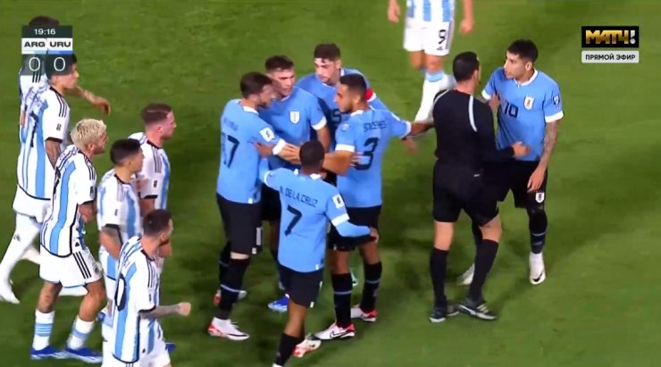 В матче между Аргентиной и Уругваем произошла потасовка