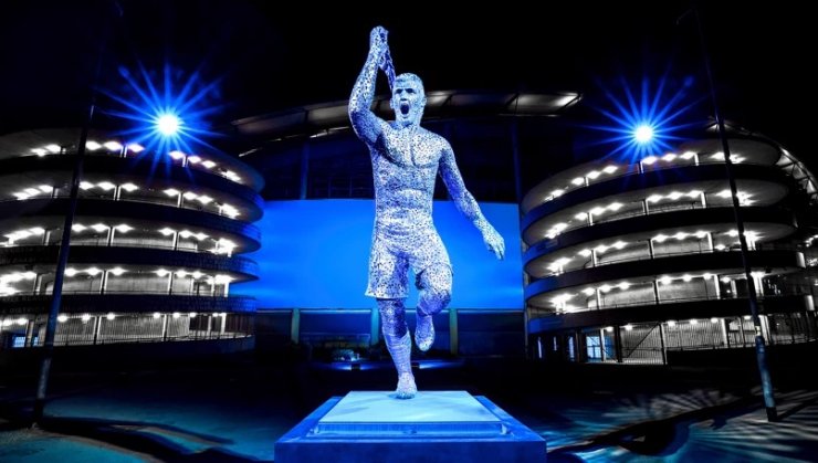«Ман Сити» открыл статую Агуэро в день первого чемпионства клуба в АПЛ