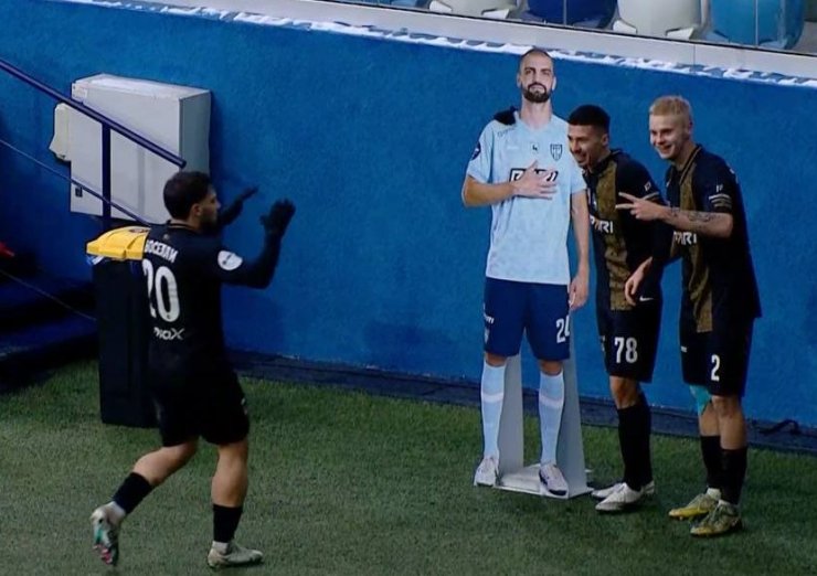 Игроки «Пари НН» отпраздновали гол с картонной фигурой Кирилла Гоцука
