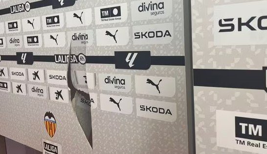 Хавбек «Реала» Тчуамени сломал рекламный щит после матча с «Валенсией»