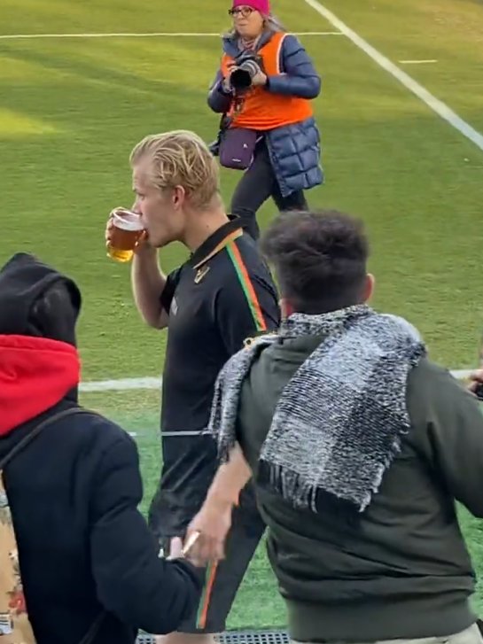 Партнёр Черышева по «Венеции» выпил пиво на поле после победы в матче