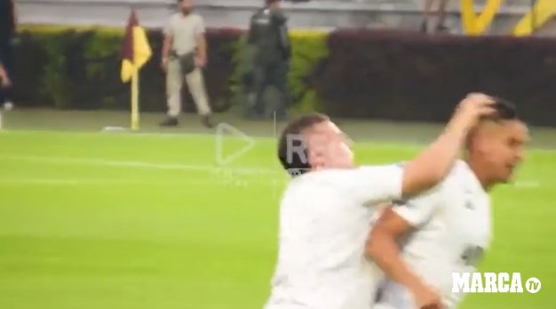 В Колумбии болельщик напал на игрока. Футболист ответил, матч отменили