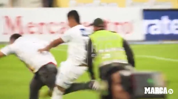 В Колумбии болельщик напал на игрока. Футболист ответил, матч отменили