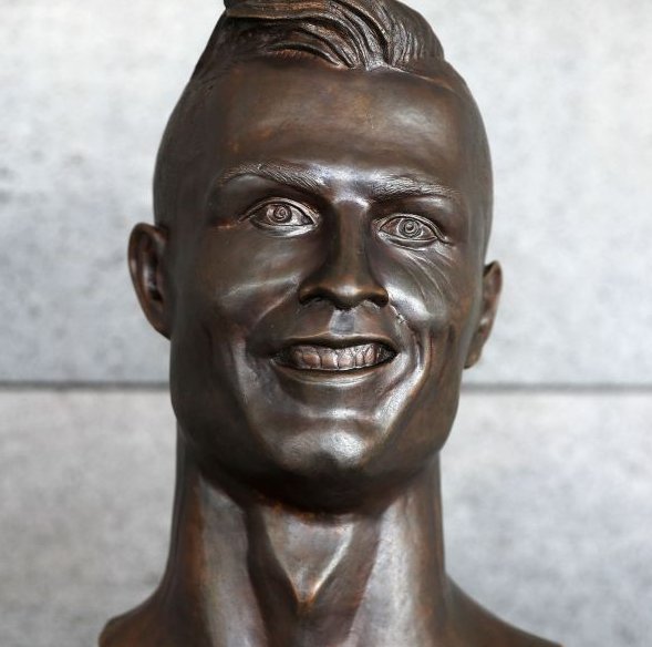 «Месси выиграл битву статуй». Фанаты оценили новую скульптуру в честь Лео