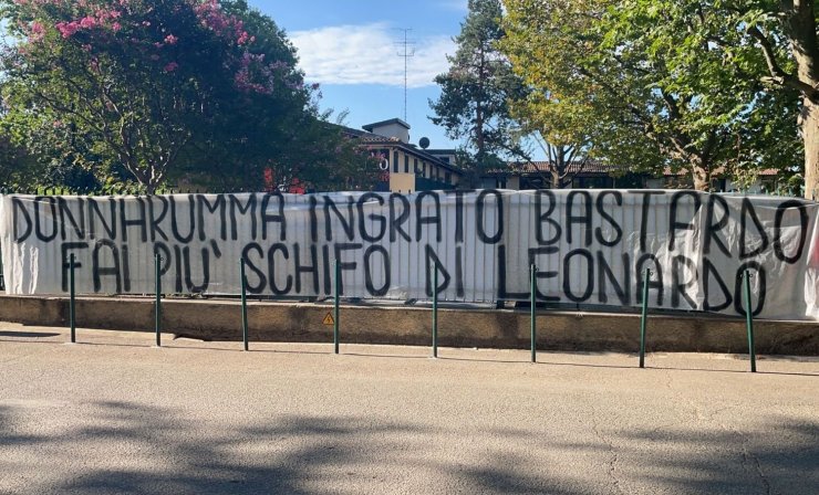Фанаты «Милана» вывесили баннеры с угрозами в адрес Доннаруммы