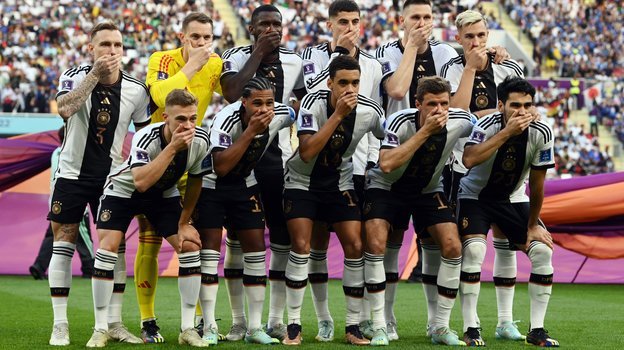 Игроки сборной Германии закрыли рты руками перед игрой с Японией