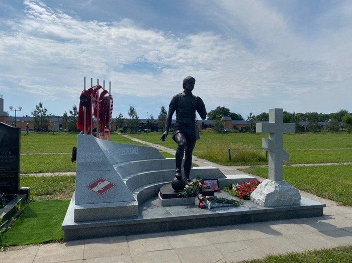 На Троекуровском кладбище установили памятник Черенкову