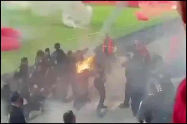 Фанаты сорвали дерби Тель-Авива, забросав полицейских петардами