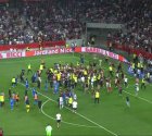 Фанаты «Ниццы» сорвали матч с «Марселем». От летающих бутылок до драки с футболистами